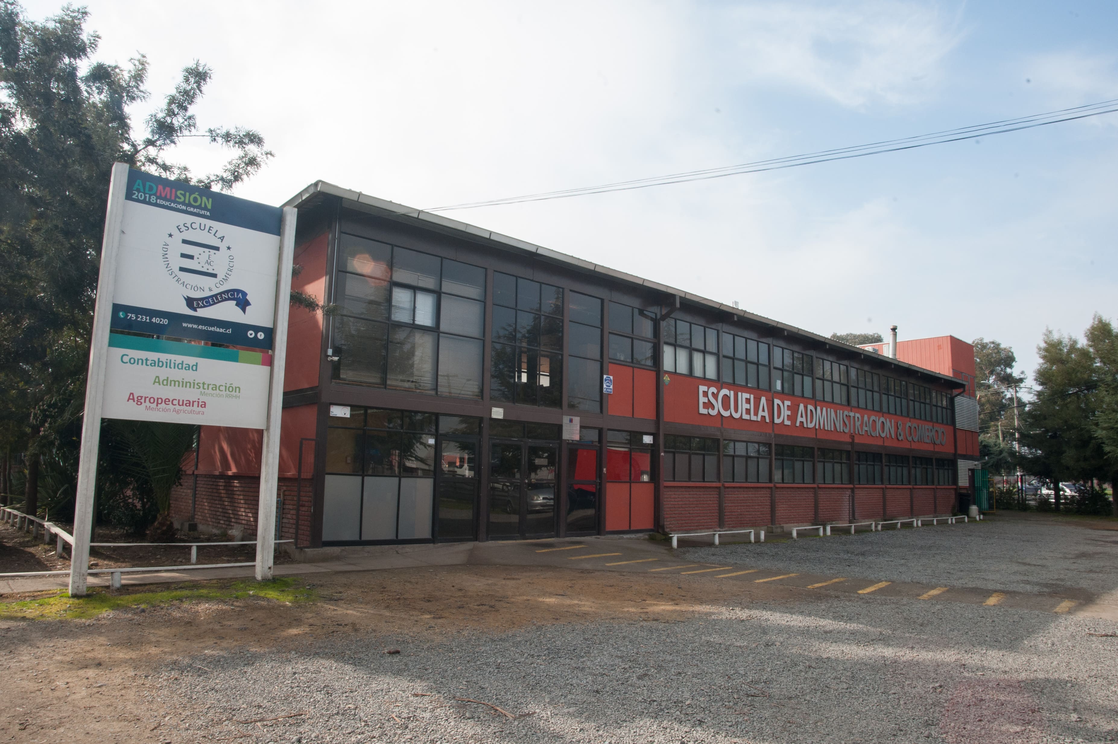 Escuela De Administracion Y Comercio