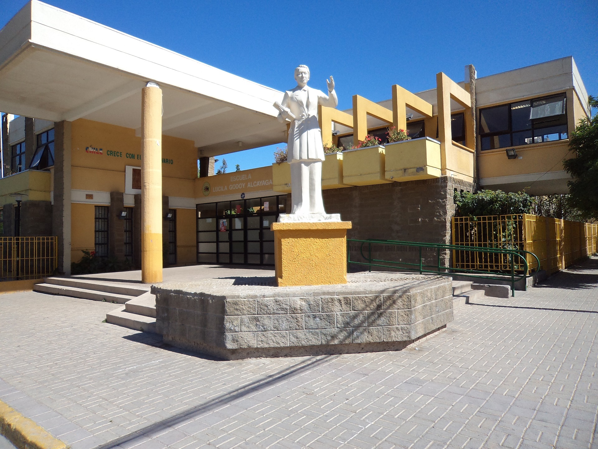 Escuela Basica Lucila Godoy Alcayaga